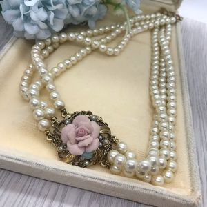 1970 FAUX PEARL Necklace W/🌺Cameo Rose Embroidery